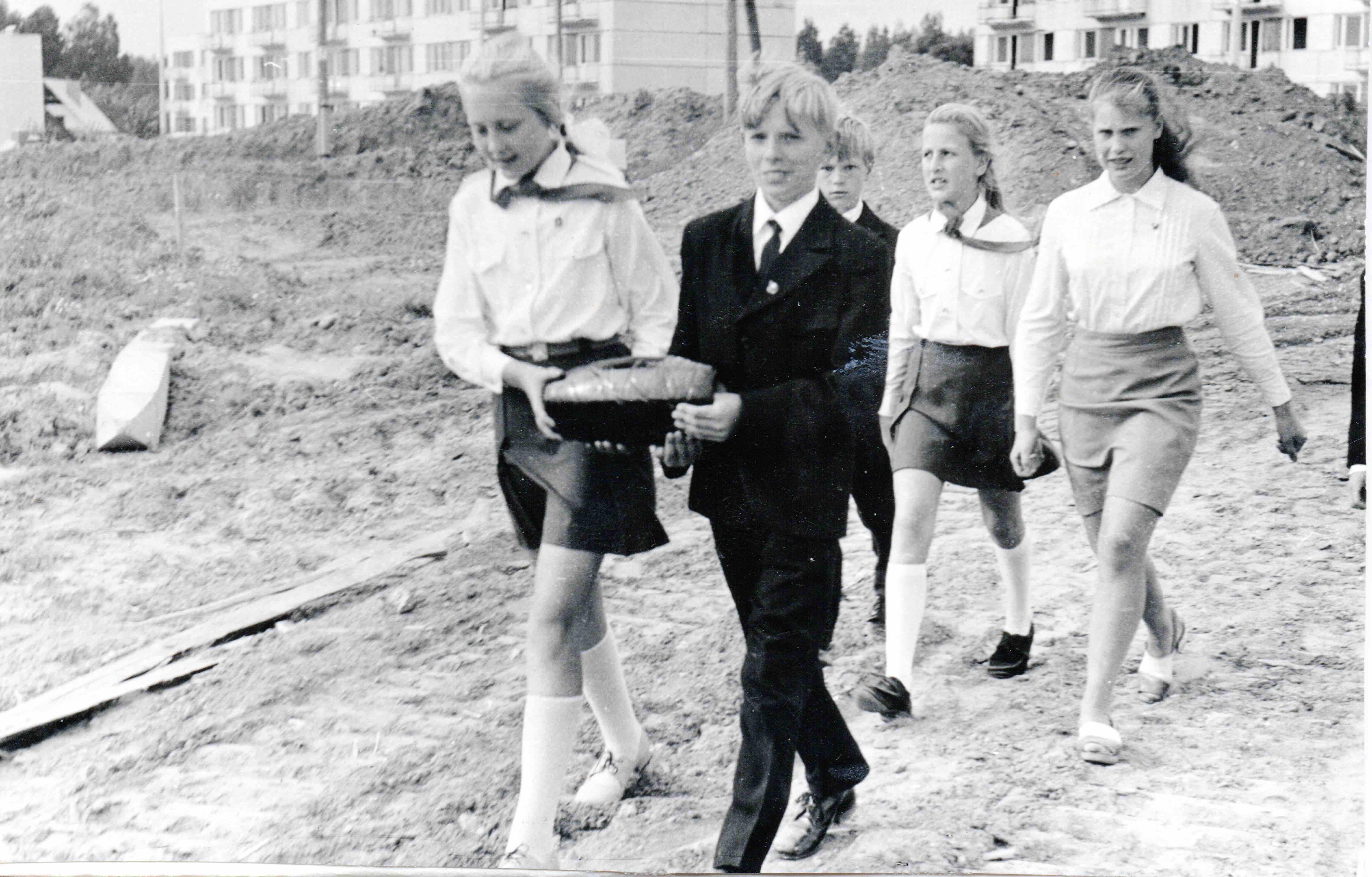 07091974 gatavošanās kapsulas iemūrēšanai Jumpravas skolas siena